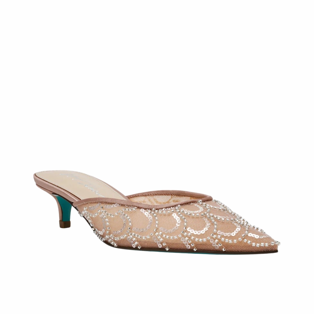 style - focused Ellis in Nude