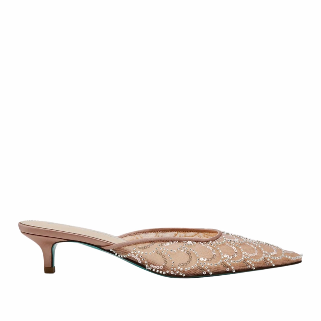 Ellis in Nude athletic chic