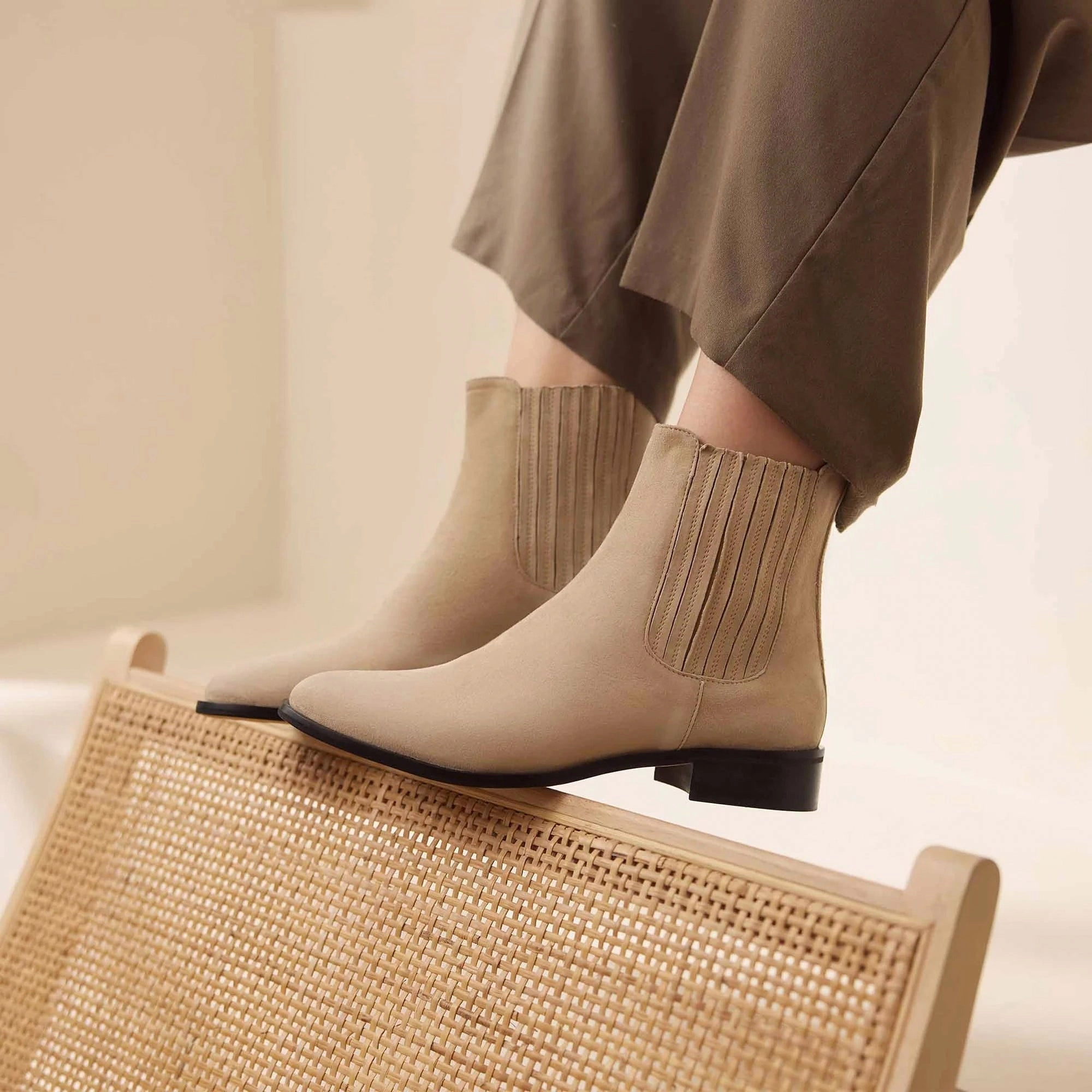 Durable Outsole Vend?me Chey beige suede chelsea boots