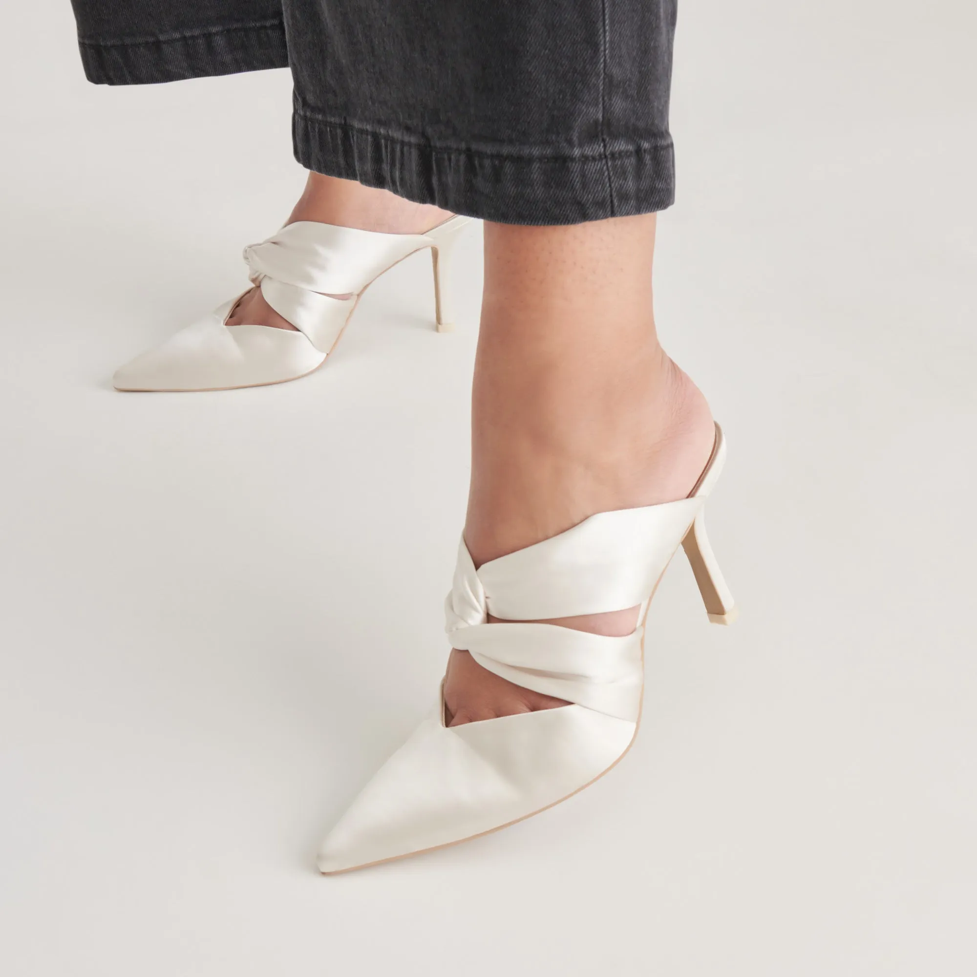 Smart Pumps Unique Look KELSY HEELS CREME SATIN