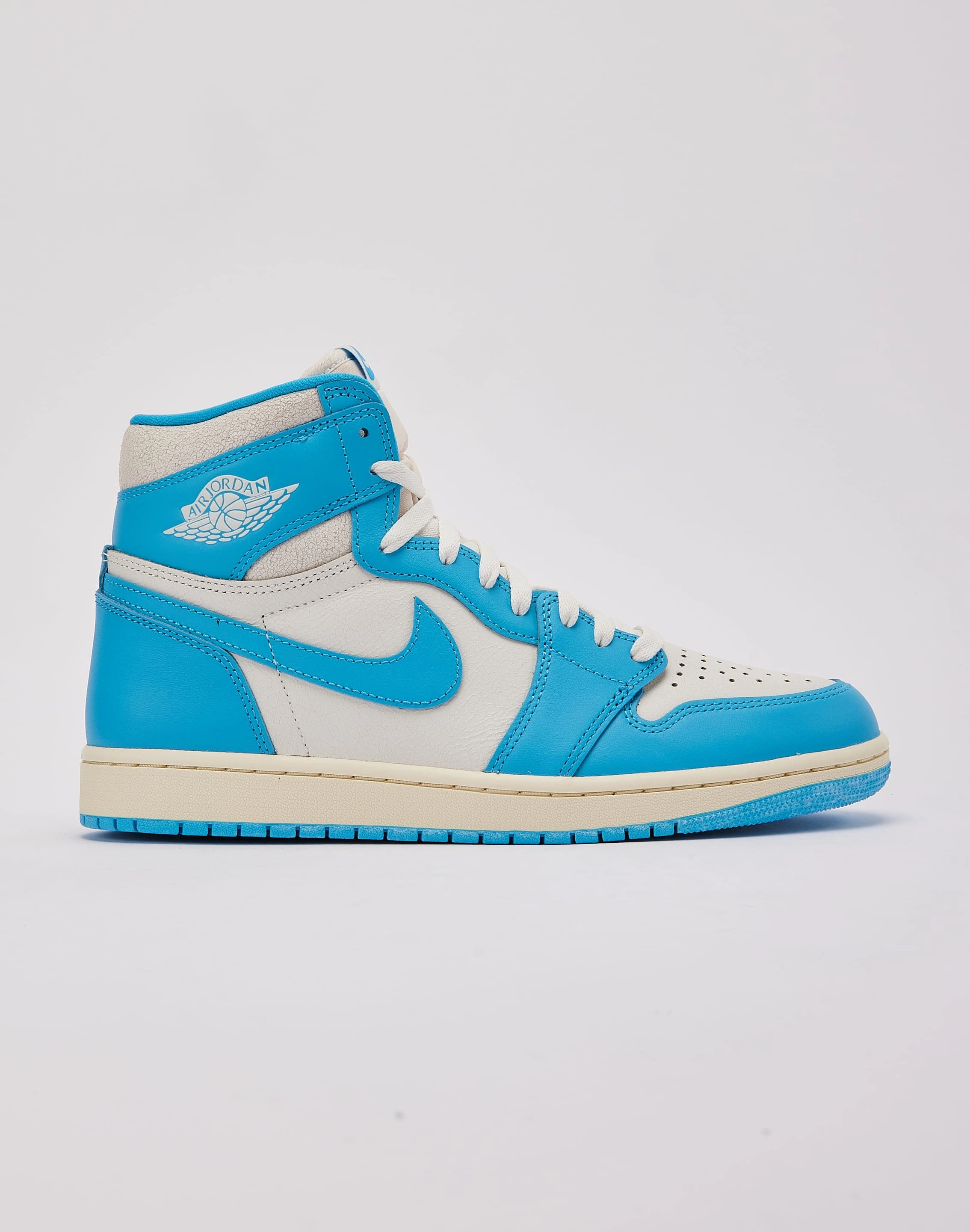 Jordan Air Jordan 1 Retro High OG 'UNC Reimagined' street
