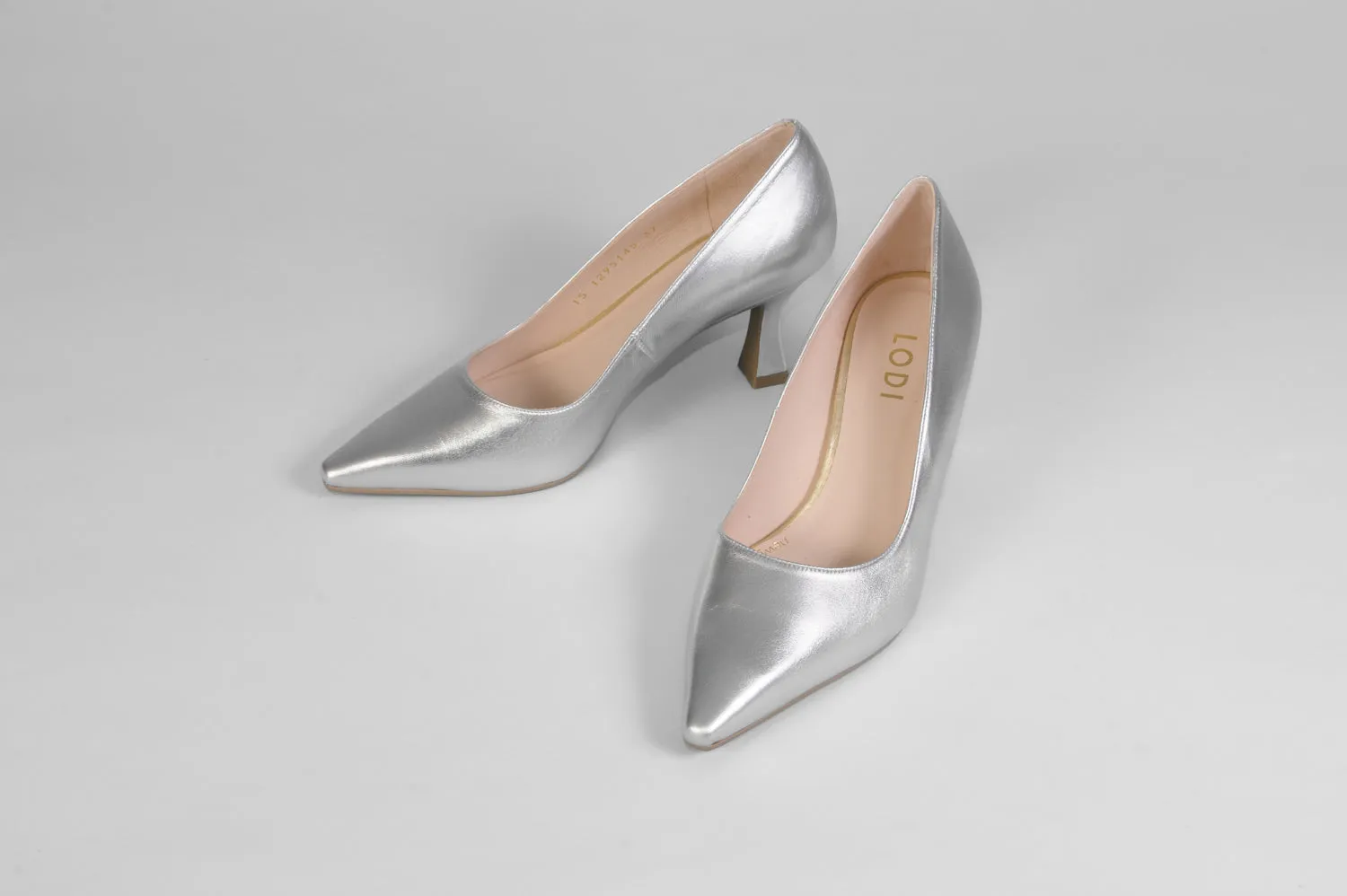Lodi - Jona Silver Leather Court with a Kitten heel*