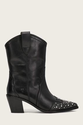 Sara Wingtip Stud Built For Adventure