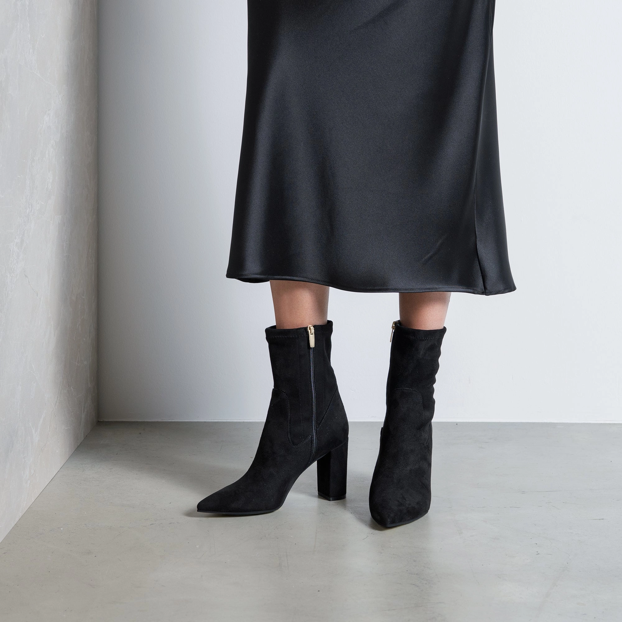 Vend?me Fem black nylon stretch suede heels Reliable Anti Friction Collar