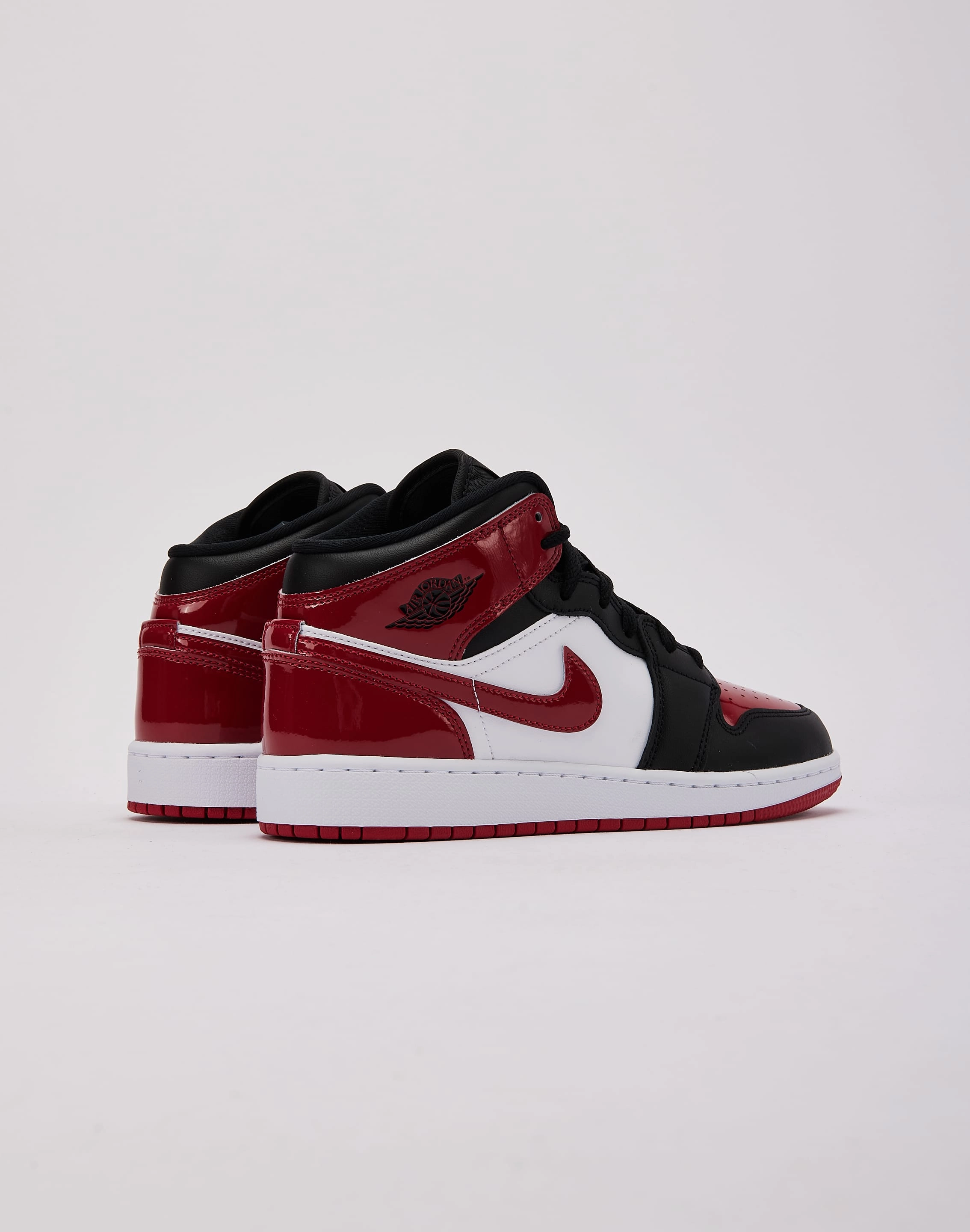 training - style Minimalist Design Aesthetic Jordan Air Jordan 1 Mid SE Grade-School