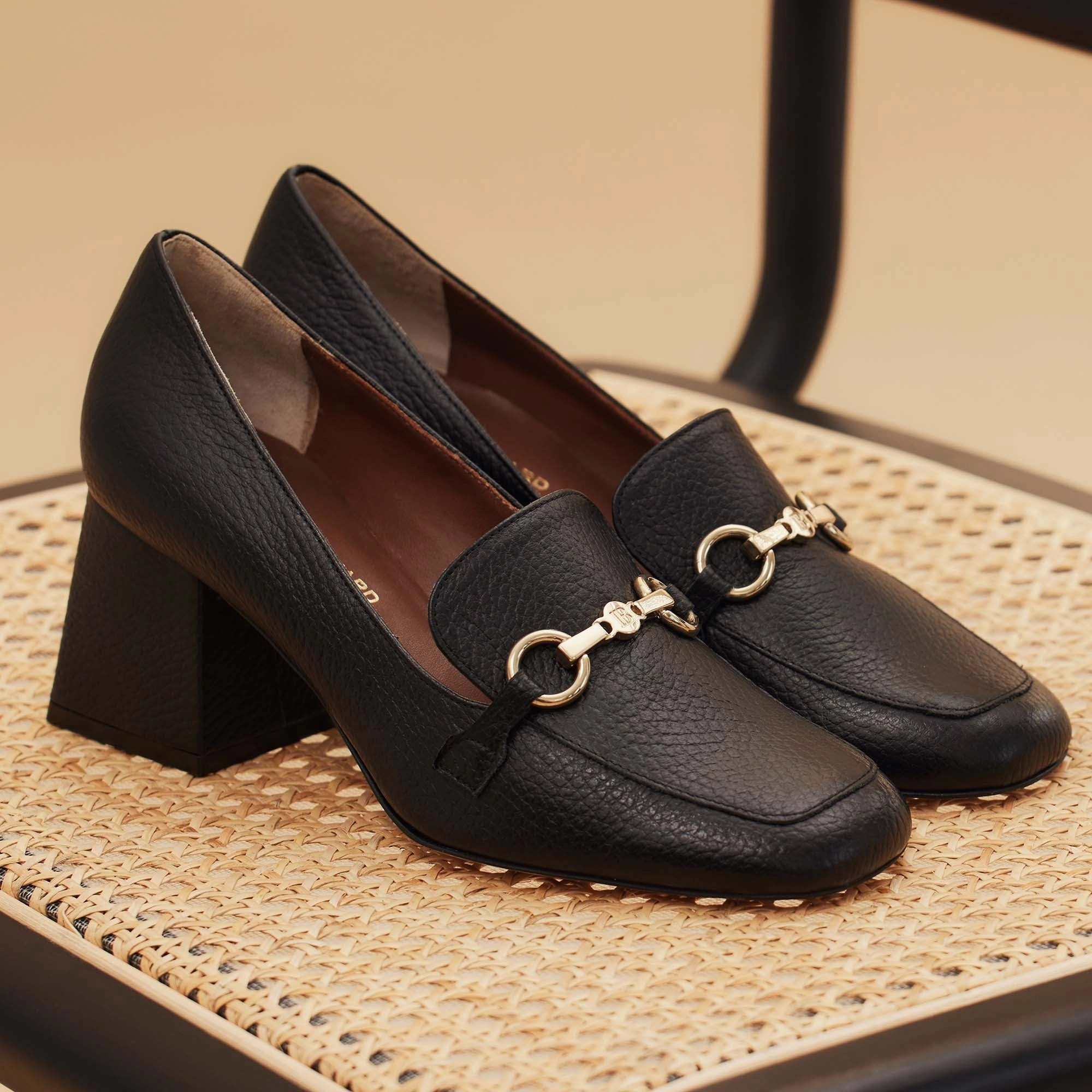 slip-resistant Vend?me Ambre black calfskin leather pumps