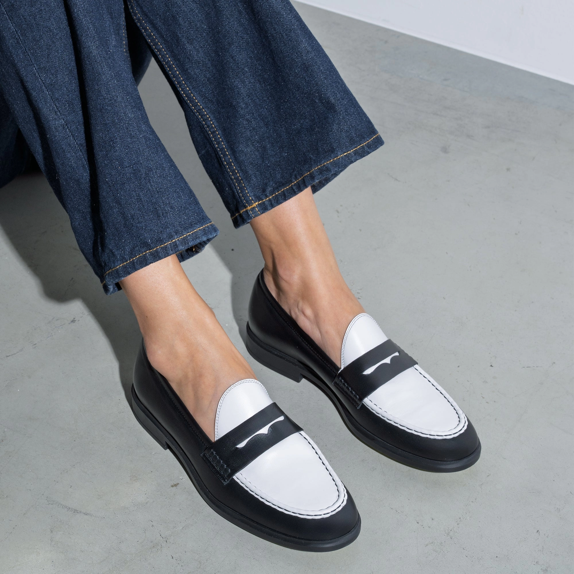 Vend?me Blandine black and white calfskin leather loafers Stone Path Narrow Width