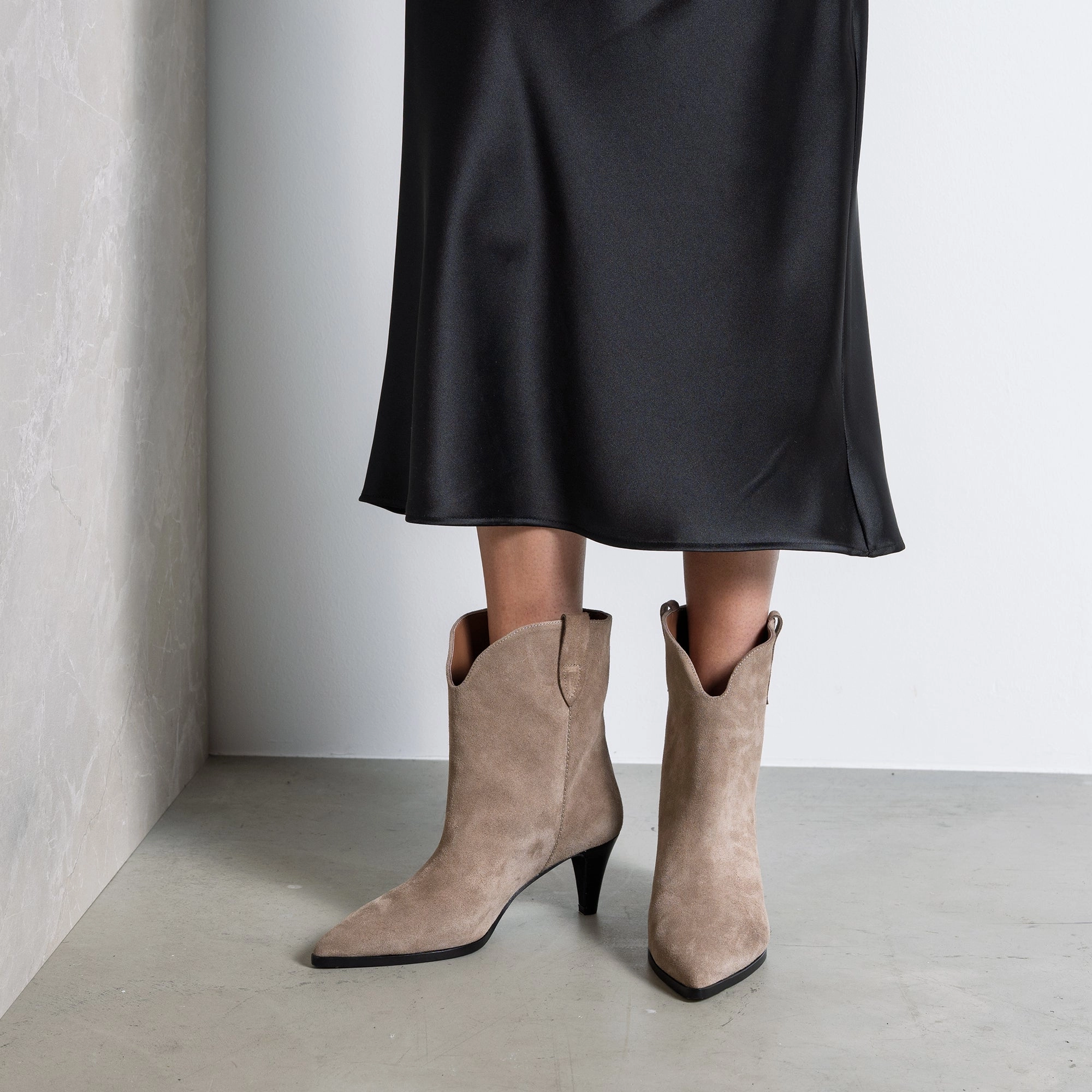 Vend?me Louane taupe suede boots ankle boots Compression Molded Sole