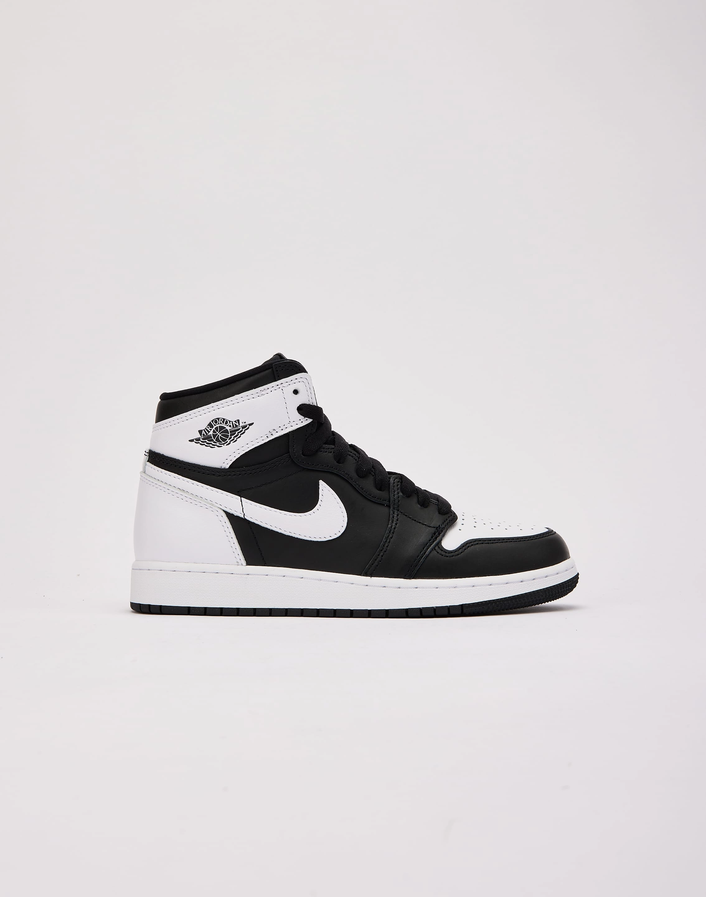 Flexible Midsole Cushioning Jordan Air Jordan 1 Retro High OG 'Black and White' Grade-School