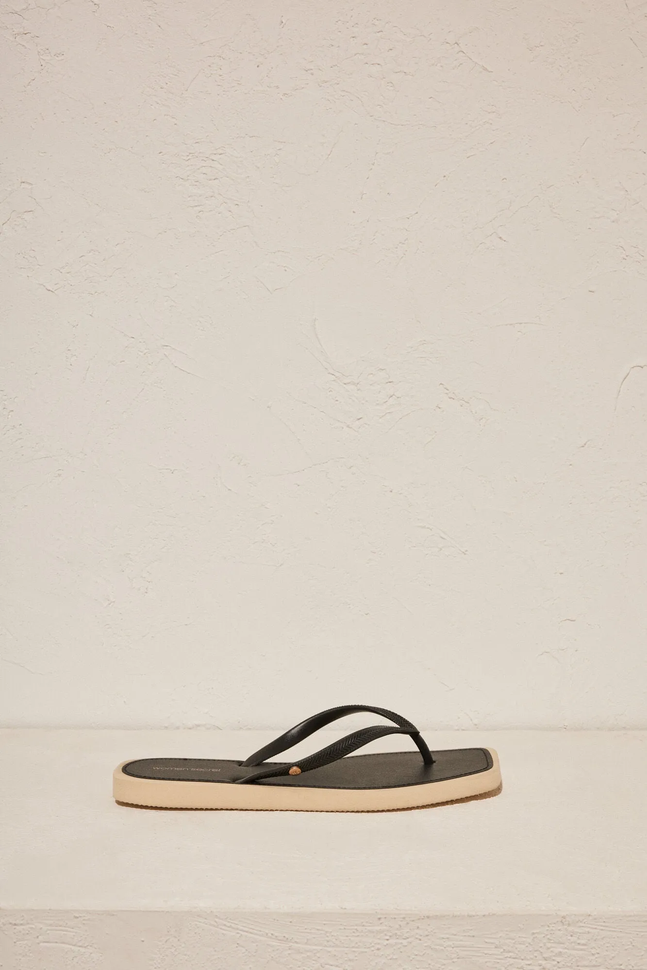 Women's flip flops black