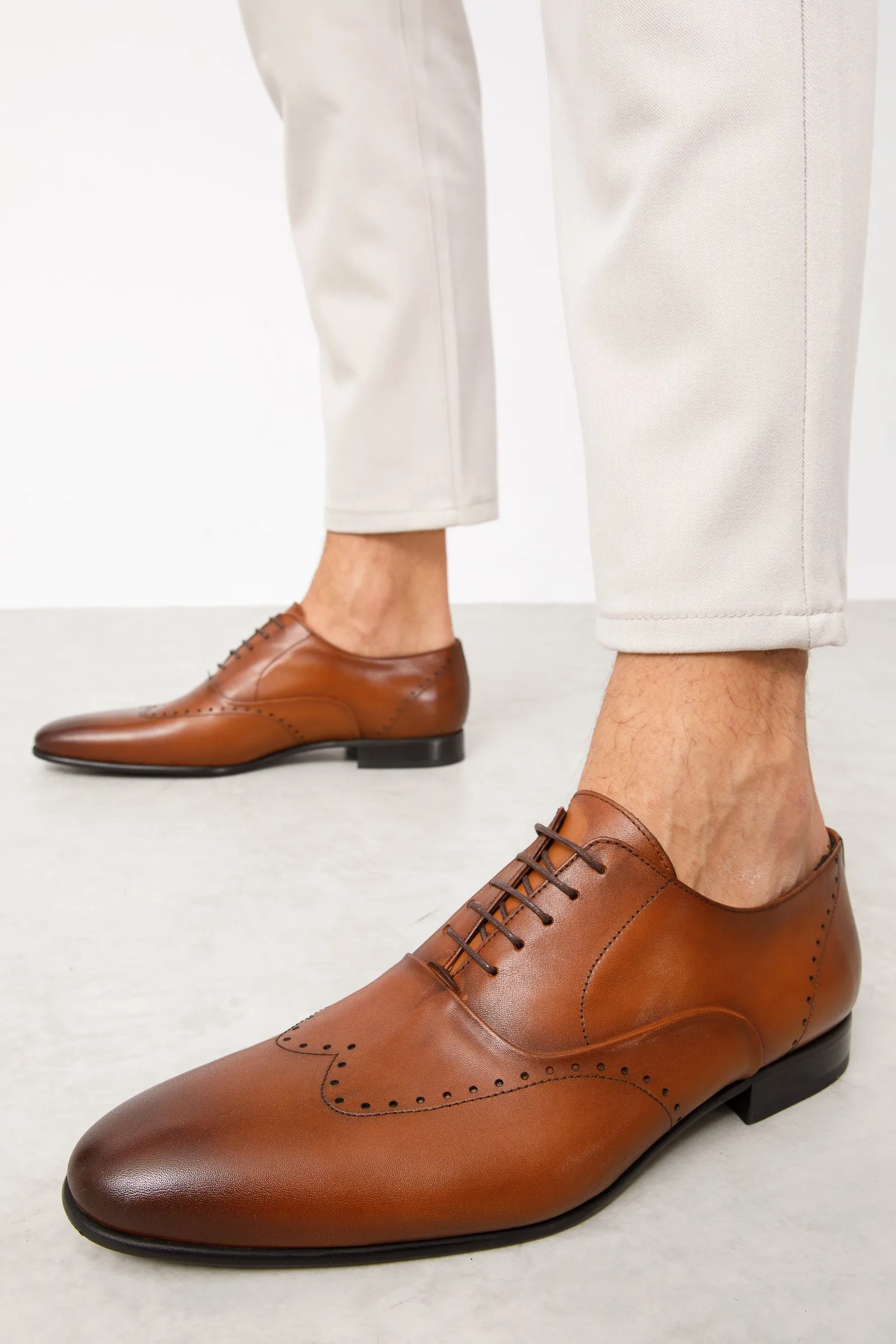 The Roma Tan Leather Wingtip Oxford Men Shoe Textured Arch Support