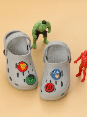 Yellow Bee Boys’ Marvel Avengers Clogs with Iron Man, Hulk & Captain America Charms– Grey